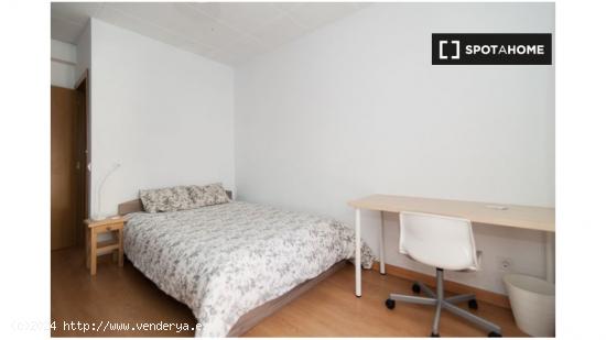 ¡Habitaciones en alquiler en un piso de 7 habitaciones en Madrid! - MADRID