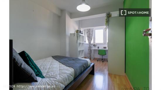 ¡Habitaciones en alquiler en un piso de 7 habitaciones en Madrid! - MADRID