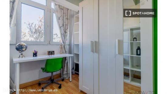 ¡Habitaciones en alquiler en un piso de 7 habitaciones en Madrid! - MADRID