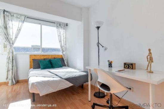 ¡Habitaciones en alquiler en un piso de 7 habitaciones en Madrid! - MADRID