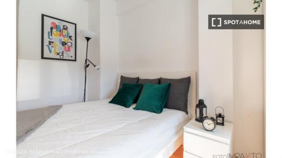 ¡Habitaciones en alquiler en un piso de 7 habitaciones en Madrid! - MADRID