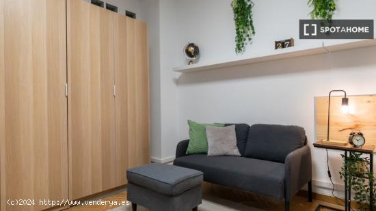 ¡Habitaciones en alquiler en un piso de 7 habitaciones en Madrid! - MADRID