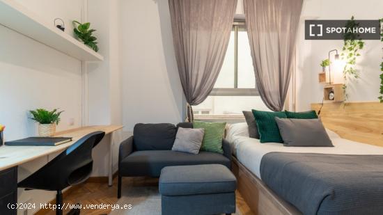 ¡Habitaciones en alquiler en un piso de 7 habitaciones en Madrid! - MADRID