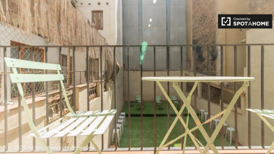 Habitación con terraza en el Barrio Gótico - BARCELONA