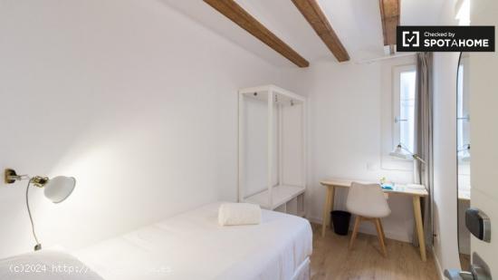 Se alquila habitación individual en coliving en el Barrio Gótico - BARCELONA