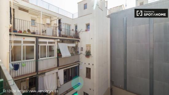 Habitación con terraza en el Barrio Gótico - BARCELONA