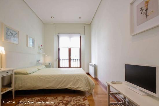  Se alquila habitación en apartamento de 4 dormitorios en Abando e Indautxu - VIZCAYA 