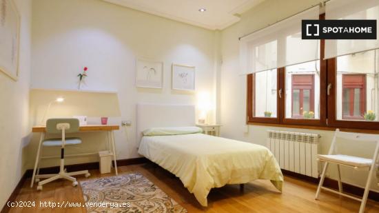 Se alquila habitación en apartamento de 4 dormitorios en Abando e Indautxu - VIZCAYA
