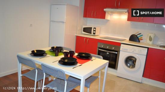 ¡Habitaciones en alquiler en un apartamento de 5 habitaciones en Madrid! - MADRID