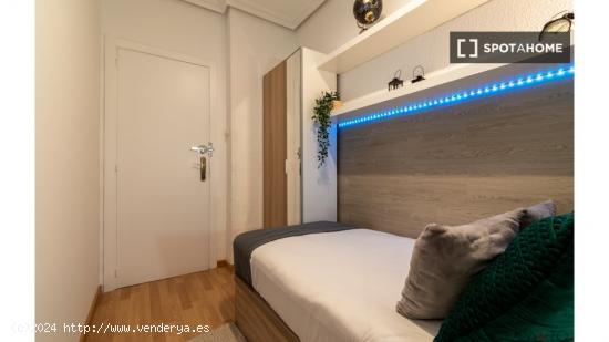 ¡Habitaciones en alquiler en un apartamento de 5 habitaciones en Madrid! - MADRID
