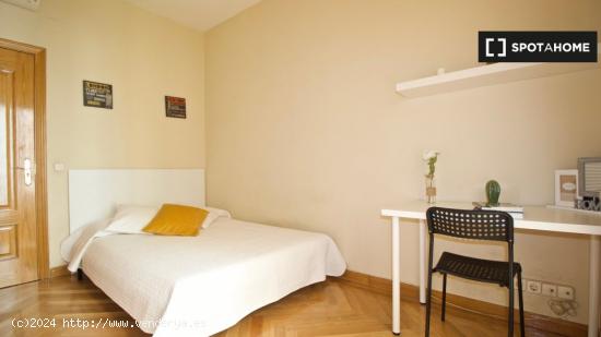 ¡Habitaciones en alquiler en un apartamento de 6 habitaciones en Madrid! - MADRID