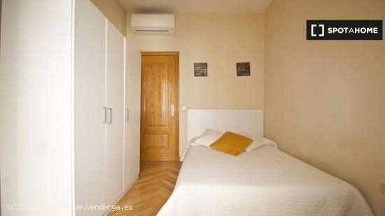 ¡Habitaciones en alquiler en un apartamento de 6 habitaciones en Madrid! - MADRID