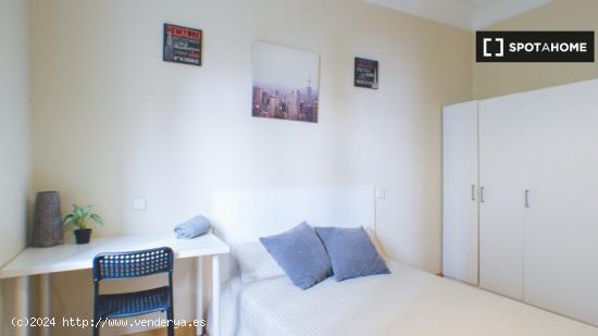 ¡Habitaciones en alquiler en un apartamento de 6 habitaciones en Madrid! - MADRID