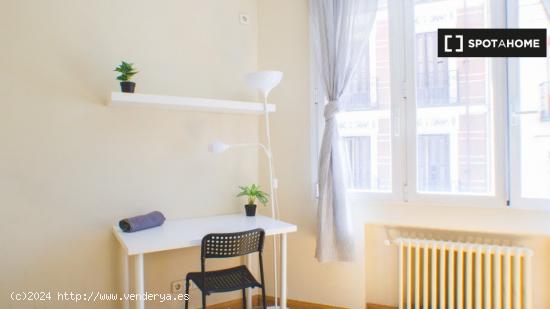 ¡Habitaciones en alquiler en un apartamento de 6 habitaciones en Madrid! - MADRID