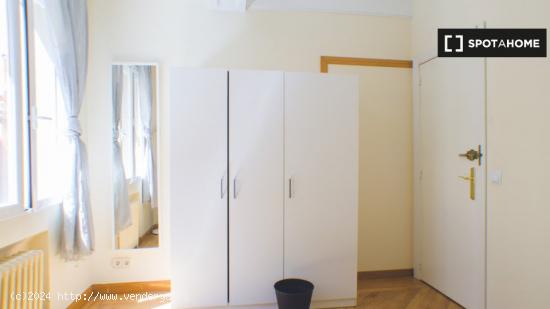 ¡Habitaciones en alquiler en un apartamento de 6 habitaciones en Madrid! - MADRID