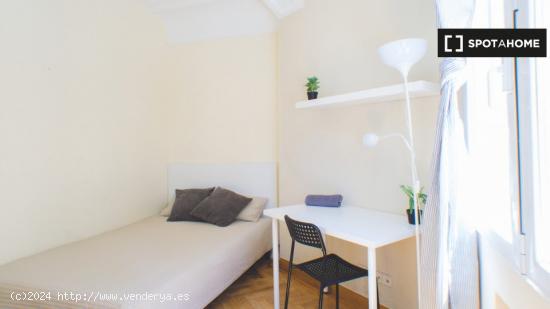 ¡Habitaciones en alquiler en un apartamento de 6 habitaciones en Madrid! - MADRID