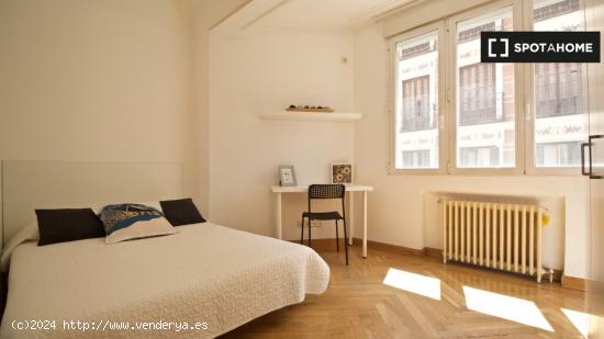 ¡Habitaciones en alquiler en un apartamento de 6 habitaciones en Madrid! - MADRID