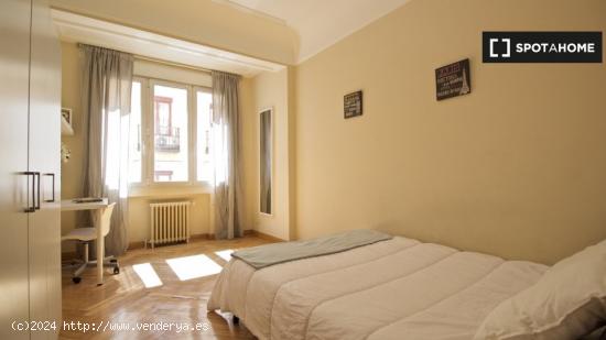 ¡Habitaciones en alquiler en un apartamento de 6 habitaciones en Madrid! - MADRID