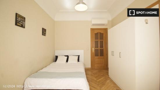 ¡Habitaciones en alquiler en un apartamento de 6 habitaciones en Madrid! - MADRID
