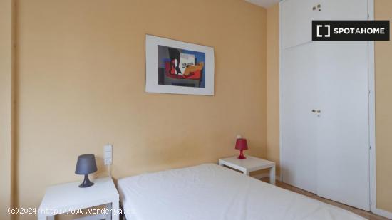 ¡Habitaciones en alquiler en un apartamento de 5 habitaciones en Madrid! - MADRID