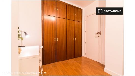 Alquiler de habitaciones en apartamento de 6 dormitorios en Pacífico, Madrid - MADRID