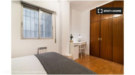 Alquiler de habitaciones en apartamento de 6 dormitorios en Pacífico, Madrid - MADRID