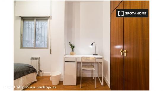 Alquiler de habitaciones en apartamento de 6 dormitorios en Pacífico, Madrid - MADRID