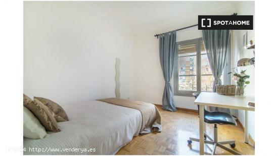 Habitaciones para alquilar en apartamento de 5 dormitorios en Madrid - MADRID