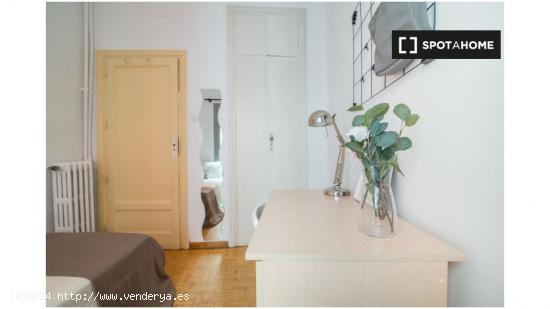 Habitaciones para alquilar en apartamento de 5 dormitorios en Madrid - MADRID