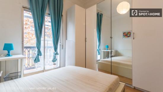 Excelente habitación con permiso para parejas en piso compartido, Atocha - MADRID