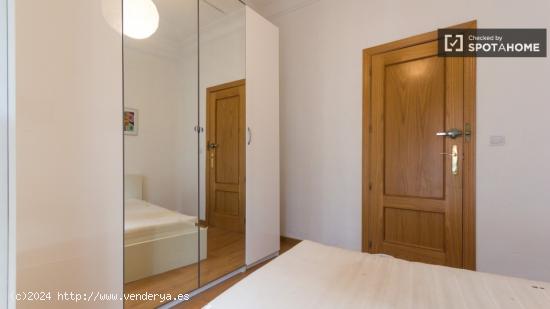 Excelente habitación con permiso para parejas en piso compartido, Atocha - MADRID