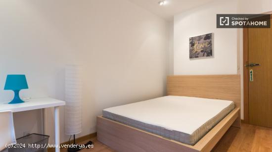 Habitación enorme con permiso para parejas en piso compartido, Atocha - MADRID