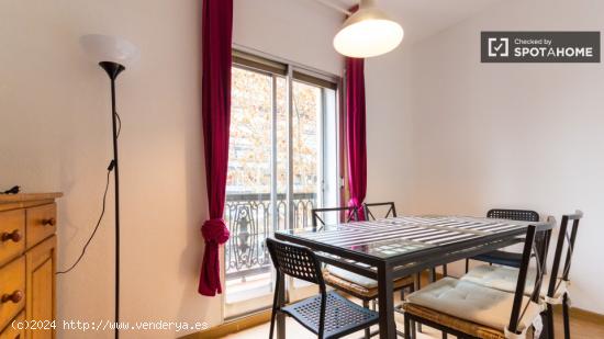 Habitación enorme con permiso para parejas en piso compartido, Atocha - MADRID