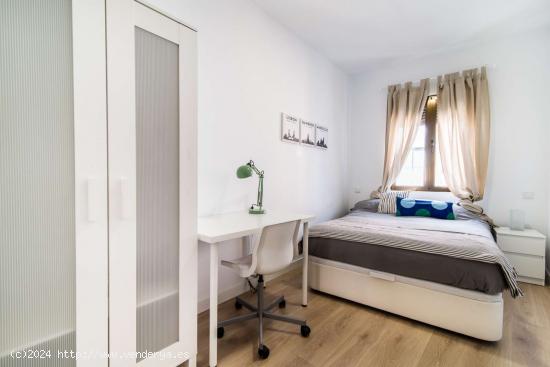 ¡Habitaciones en alquiler en un apartamento de 3 dormitorios en Madrid! - MADRID