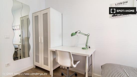 ¡Habitaciones en alquiler en un apartamento de 3 dormitorios en Madrid! - MADRID