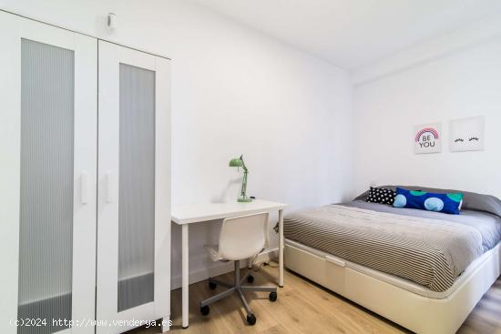 ¡Habitaciones en alquiler en un apartamento de 3 dormitorios en Madrid! - MADRID