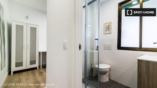 ¡Habitaciones en alquiler en un apartamento de 3 dormitorios en Madrid! - MADRID