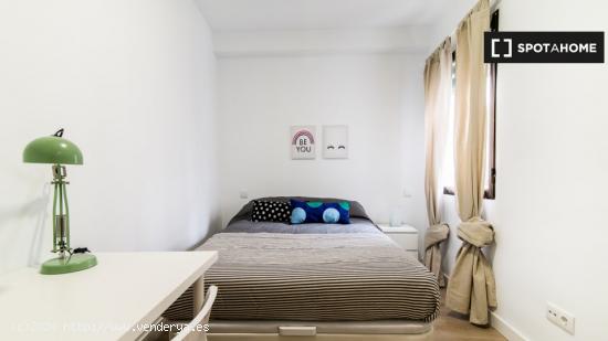 ¡Habitaciones en alquiler en un apartamento de 3 dormitorios en Madrid! - MADRID