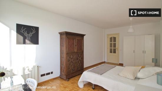 ¡Habitaciones en alquiler en un apartamento de 4 habitaciones en Madrid! - MADRID