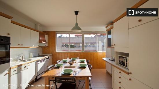 ¡Habitaciones en alquiler en un apartamento de 4 habitaciones en Madrid! - MADRID