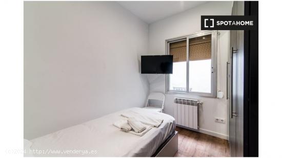 ¡Habitaciones en alquiler en un apartamento de 4 habitaciones en Madrid! - MADRID