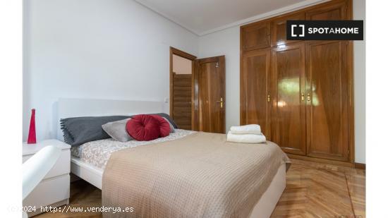 ¡Habitaciones en alquiler en un apartamento de 5 habitaciones en Madrid! - MADRID