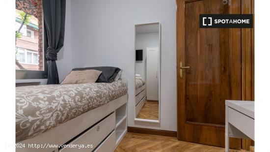 ¡Habitaciones en alquiler en un apartamento de 5 habitaciones en Madrid! - MADRID