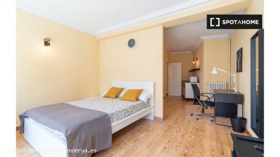 ¡Habitaciones en alquiler en un apartamento de 5 habitaciones en Madrid! - MADRID