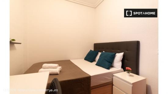 Alquiler de habitaciones en apartamento de 4 dormitorios en Pacífico - MADRID