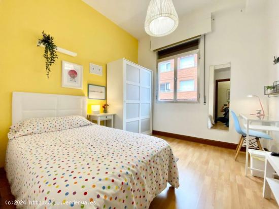  Encantadora habitación con televisión en apartamento de 5 dormitorios, Uribarri - VIZCAYA 