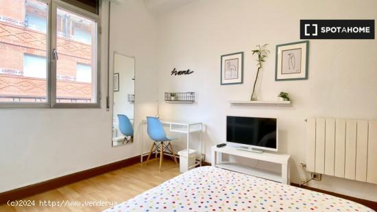 Encantadora habitación con televisión en apartamento de 5 dormitorios, Uribarri - VIZCAYA