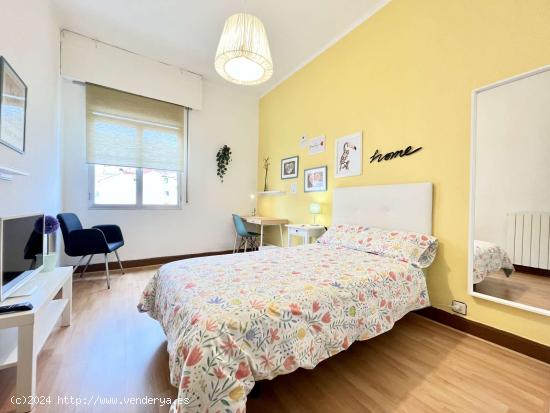  Amplia habitación con armario independiente en un apartamento de 5 dormitorios, Uribarri - VIZCAYA 