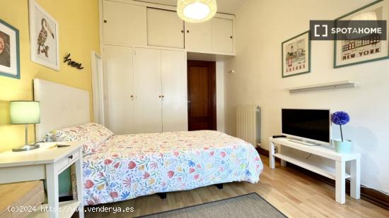Amplia habitación con armario independiente en un apartamento de 5 dormitorios, Uribarri - VIZCAYA