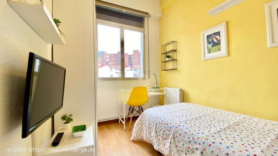  Hermosa habitación con armario independiente en el apartamento de 5 dormitorios, Uribarri - VIZCAYA 